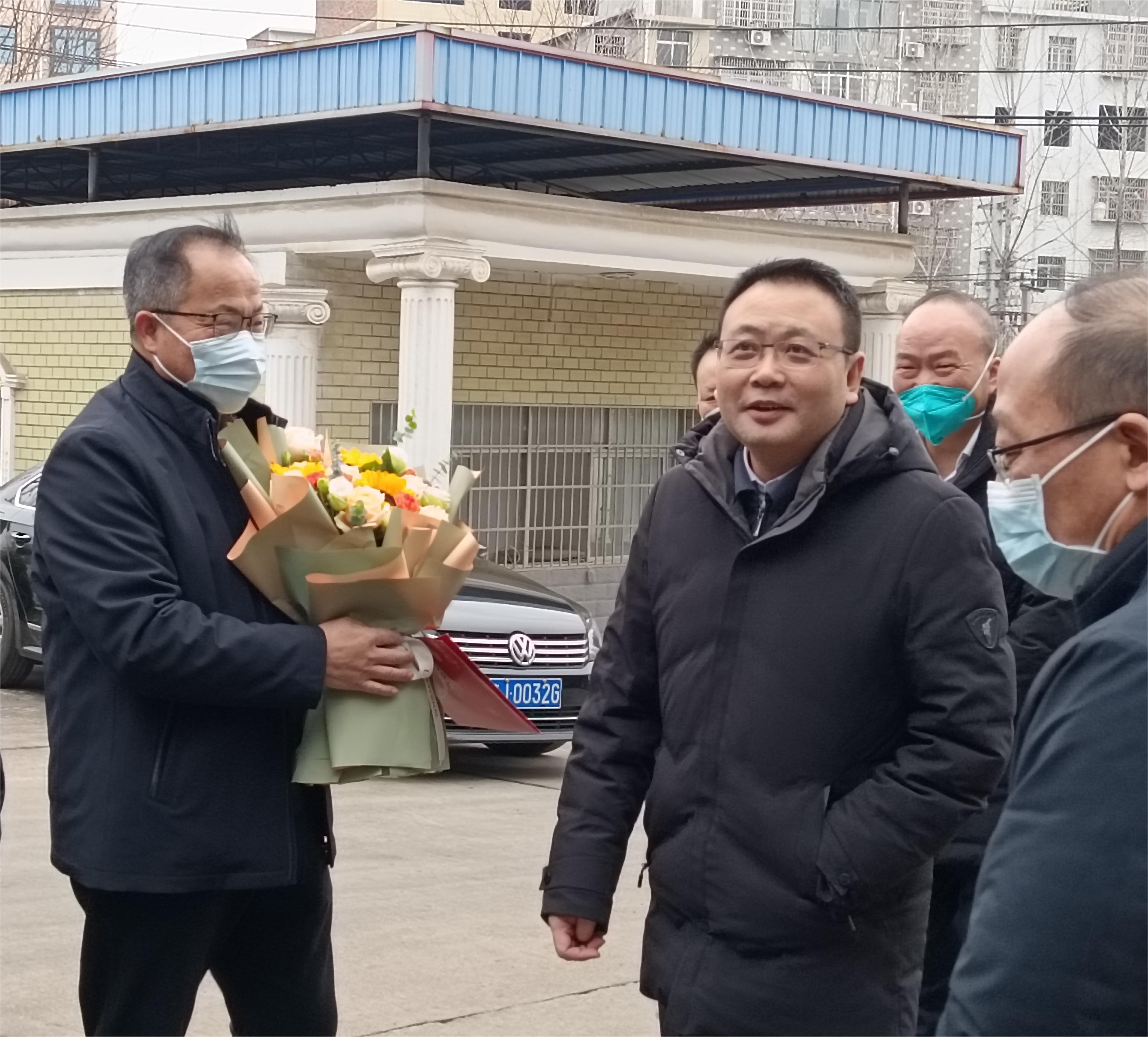 萍鄉(xiāng)市黃強(qiáng)市長(zhǎng)一行對(duì)藍(lán)翔重工進(jìn)行春節(jié)慰問