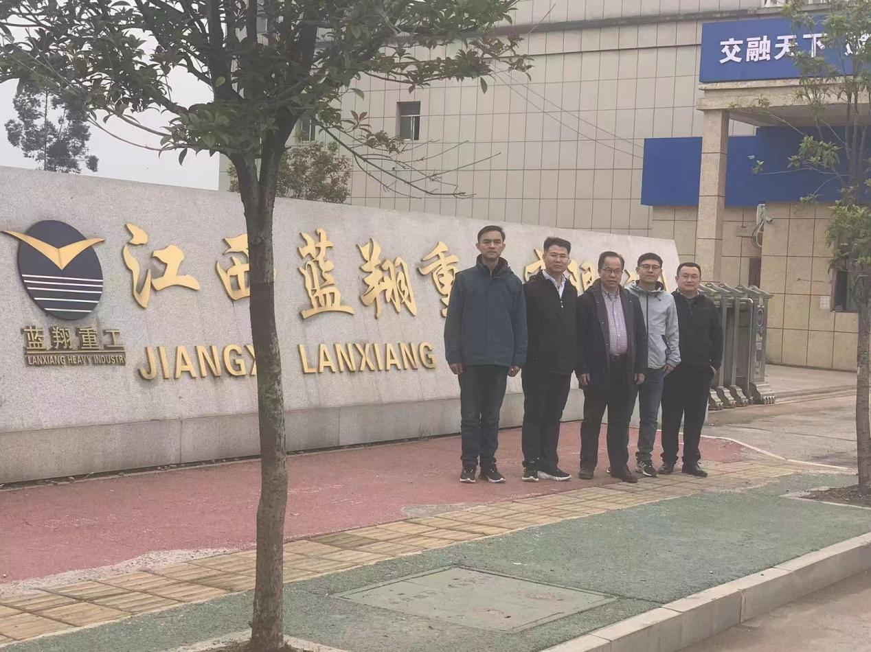 兗礦能源鮑店煤礦領(lǐng)導(dǎo)一行蒞臨江西藍翔重工驗收設(shè)備